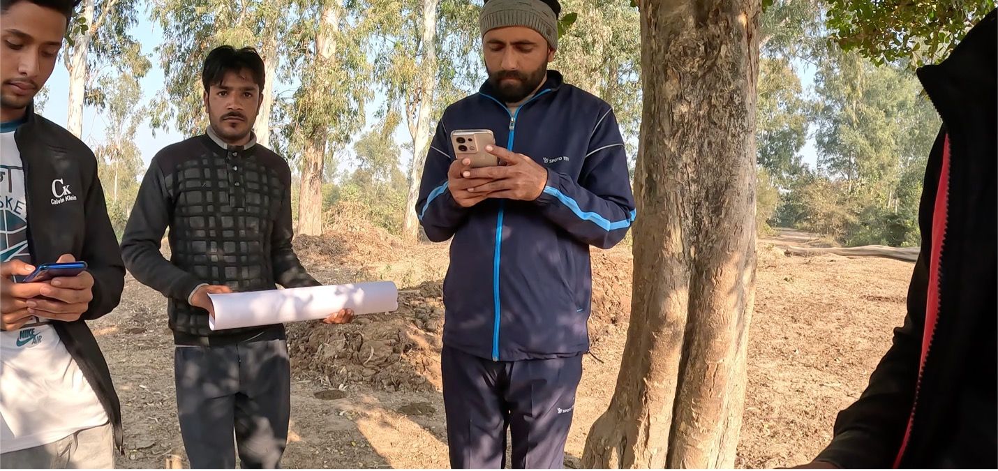 Imagen de la película Smart Forests de la comunidad van gujjar utilizando diferentes herramientas cartográficas para documentar la invasión por plantaciones de eucalipto. Uttarakhand, India. Trishant Simlai junto con Smart Forests, 2022.