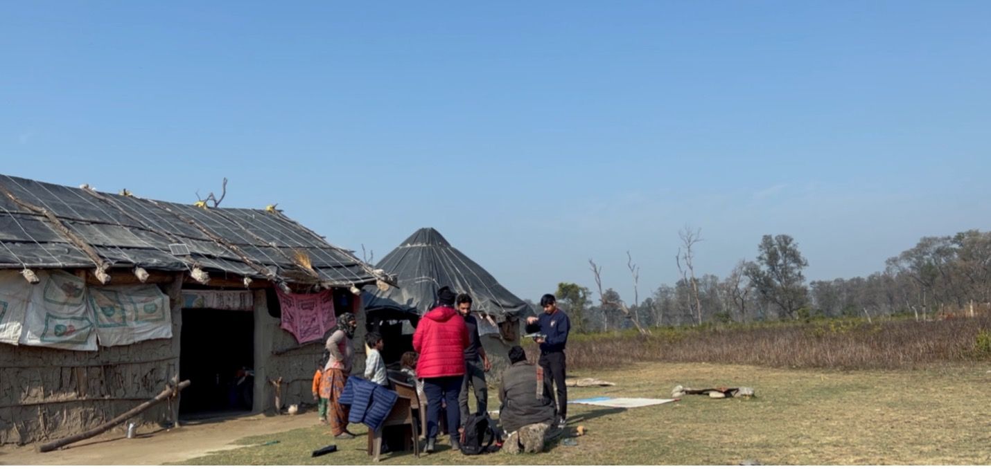 Imagen de la película Smart Forests que muestra a la comunidad van gujjar explorando tecnologías cartográficas con Trishant Simlai. Uttarakhand, India. Mind the Film junto a Smart Forests, 2025. 