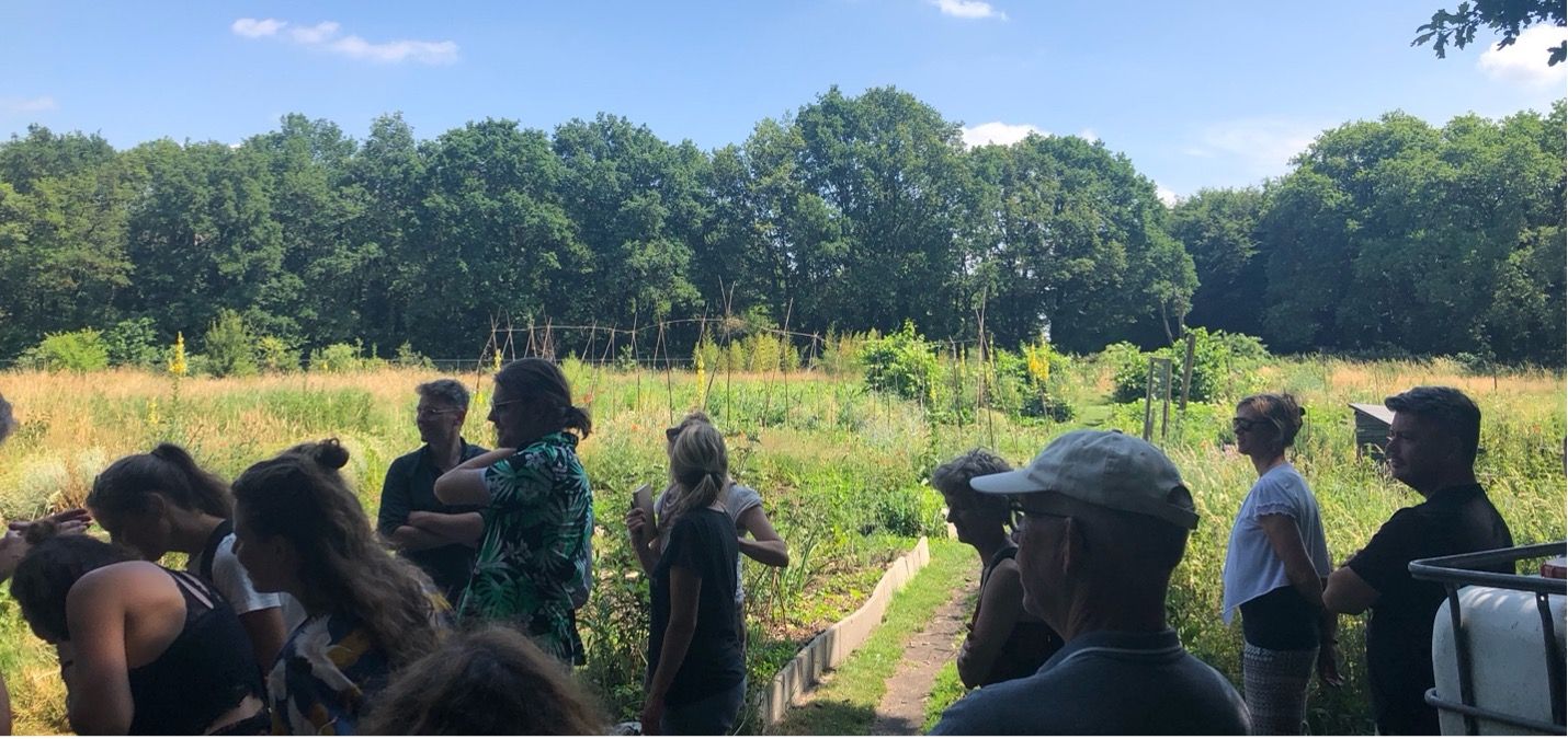 Foto del taller de senderismo y trabajo de campo del proyecto Smart Forests en Ecodorp Boekel. Países Bajos. Michelle Westerlaken junto a Smart Forests, 2024.