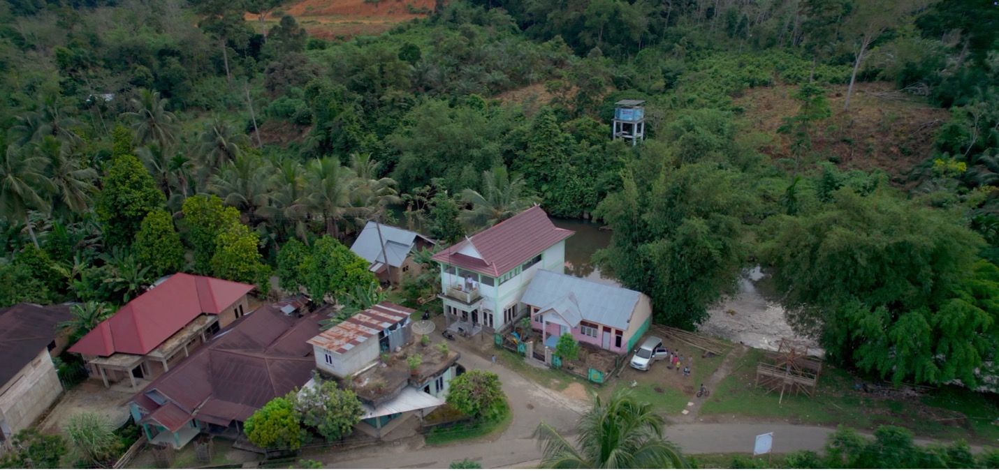 Imagen de la película Smart Forests de la ubicación de la Escuela de Campo. Bujang Raba, Indonesia. Mind the Film junto a Smart Forests, 2025.