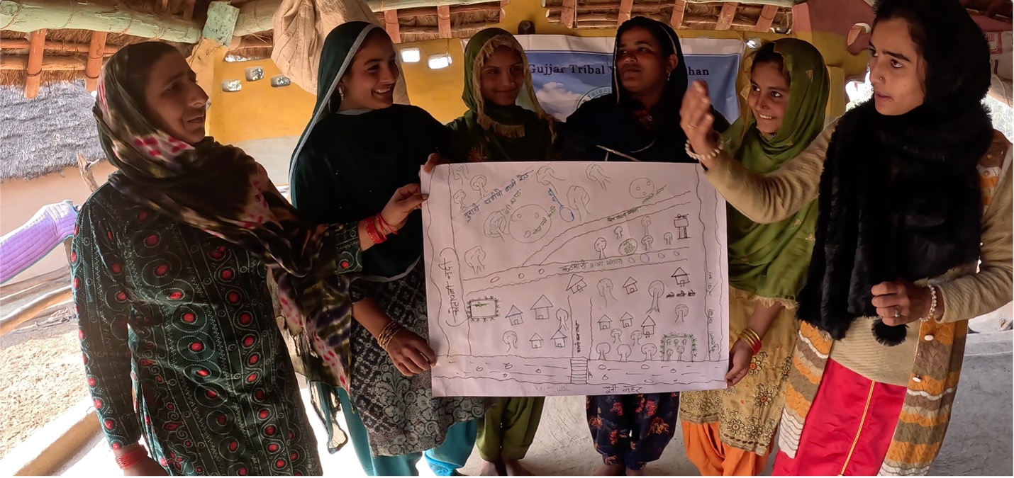 स्मार्ट फॉरेस्ट फिल्म में वन गुज्जर महिलाओं को वन क्षेत्रों के सहभागी मानचित्रण में संलग्न दिखाया गया है। उत्तराखंड, भारत. स्मार्ट वनों के साथ फिल्म पर ध्यान दें, 2025.