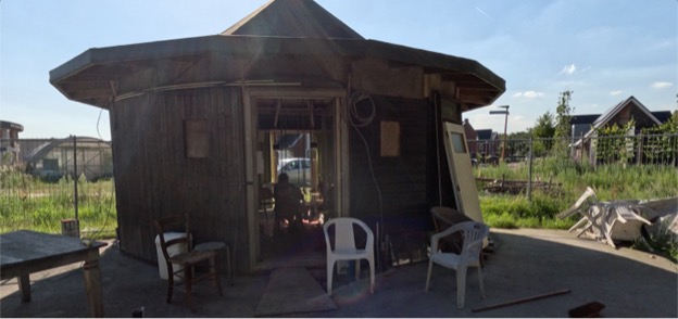 स्मार्ट फॉरेस्ट परियोजना के ड्रोन फुटेज में इकोडोर्प बोकेल सामुदायिक स्थान को दिखाया गया है। नीदरलैंड। स्मार्ट फॉरेस्ट्स के साथ मिशेल वेस्टरलेकन, 2024।