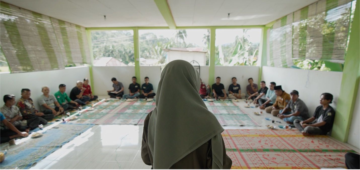 Imagen de película Smart Forests de la Escuela de Campo. Bujang Raba, Indonesia. Mind the Film junto a Smart Forests, 2025.
