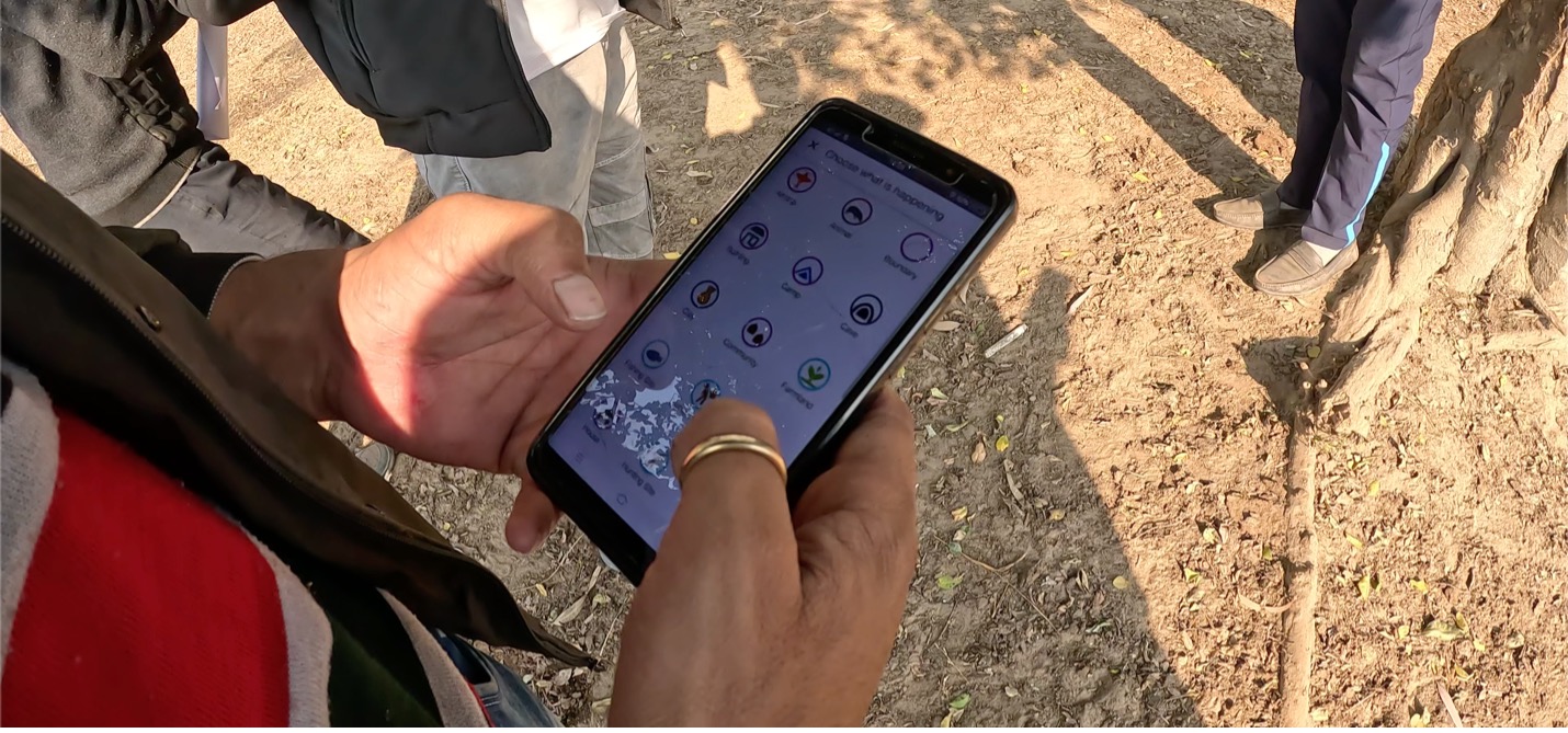 स्मार्ट फॉरेस्ट परियोजना में वन गुज्जर समुदाय के सदस्य द्वारा भूमि उपयोग निर्धारित करने के लिए मोबाइल एप्लीकेशन का उपयोग करते हुए फोटो। उत्तराखंड, भारत. त्रिशांत सिमलाई, स्मार्ट फॉरेस्ट, 2022 के साथ।