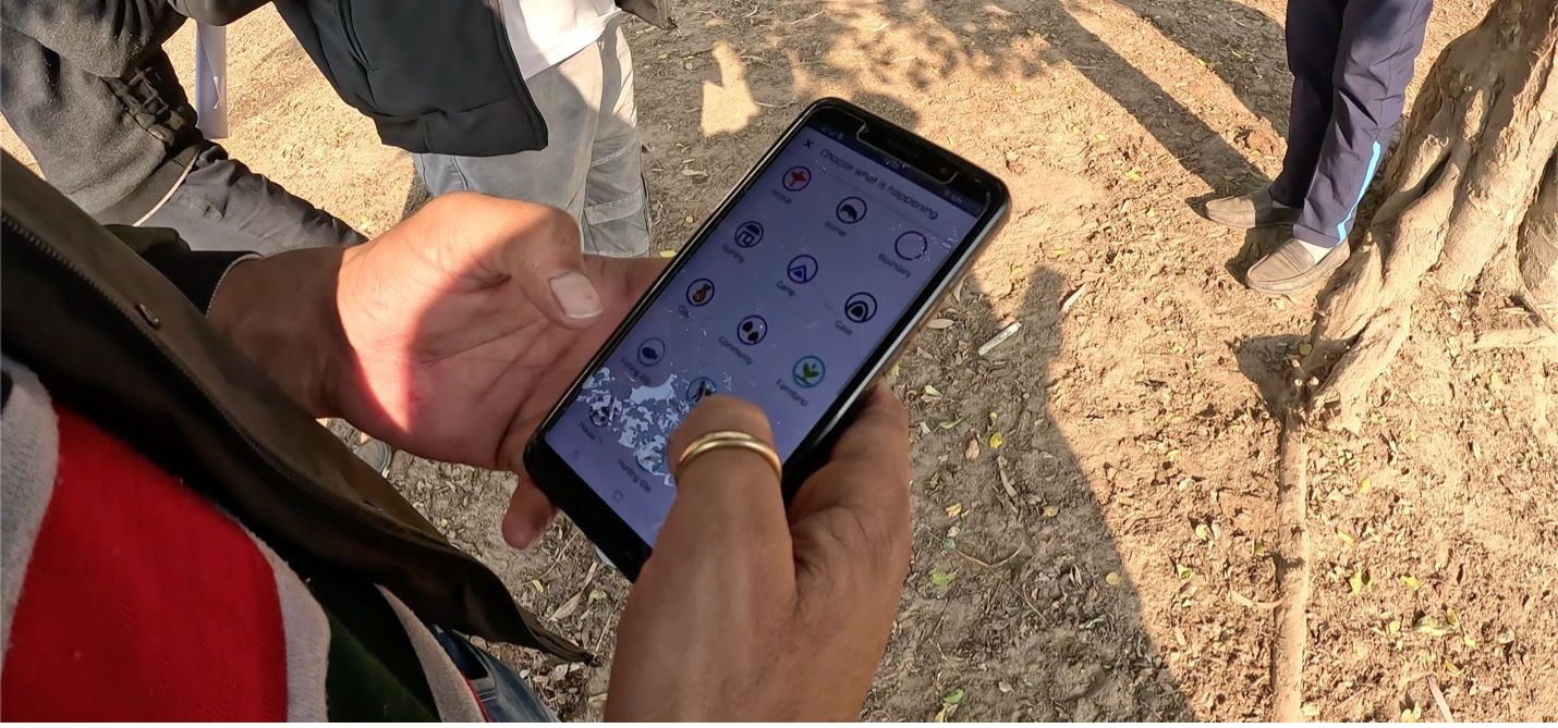 Foto del proyecto Smart Forests de un miembro de la comunidad van gujjar utilizando una aplicación móvil para designar el uso de la tierra. Uttarakhand, India. Trishant Simlai junto a Smart Forests, 2022.