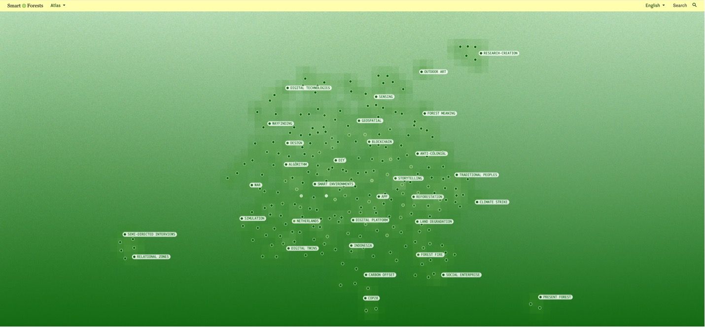 Smart Forests Atlas: Captura de pantalla de la página de inicio. Smart Forests junto a Common Knowledge, 2025.