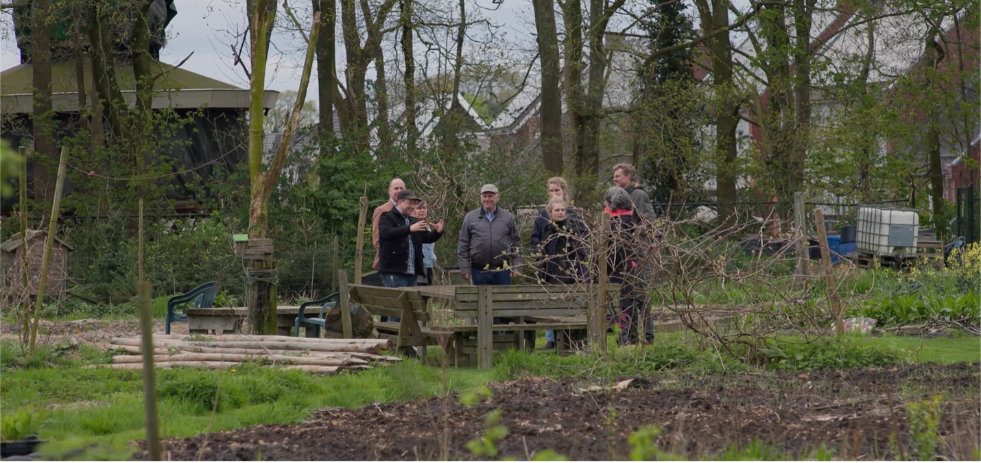 स्मार्ट फॉरेस्ट्स फिल्म में इकोडोर्प बोएकेल इकोविलेज को दिखाया गया है। नीदरलैंड। स्मार्ट वनों के साथ फिल्म पर ध्यान दें, 2025.