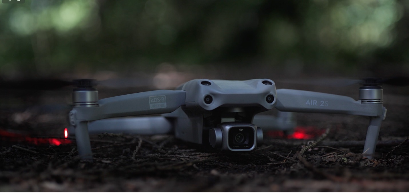 स्मार्ट फॉरेस्ट्स फिल्म में वनाच्छादित वातावरण में ड्रोन का उपयोग दिखाया गया है। कैम्ब्रिज, यूके। स्मार्ट वनों के साथ फिल्म पर ध्यान दें, 2025.