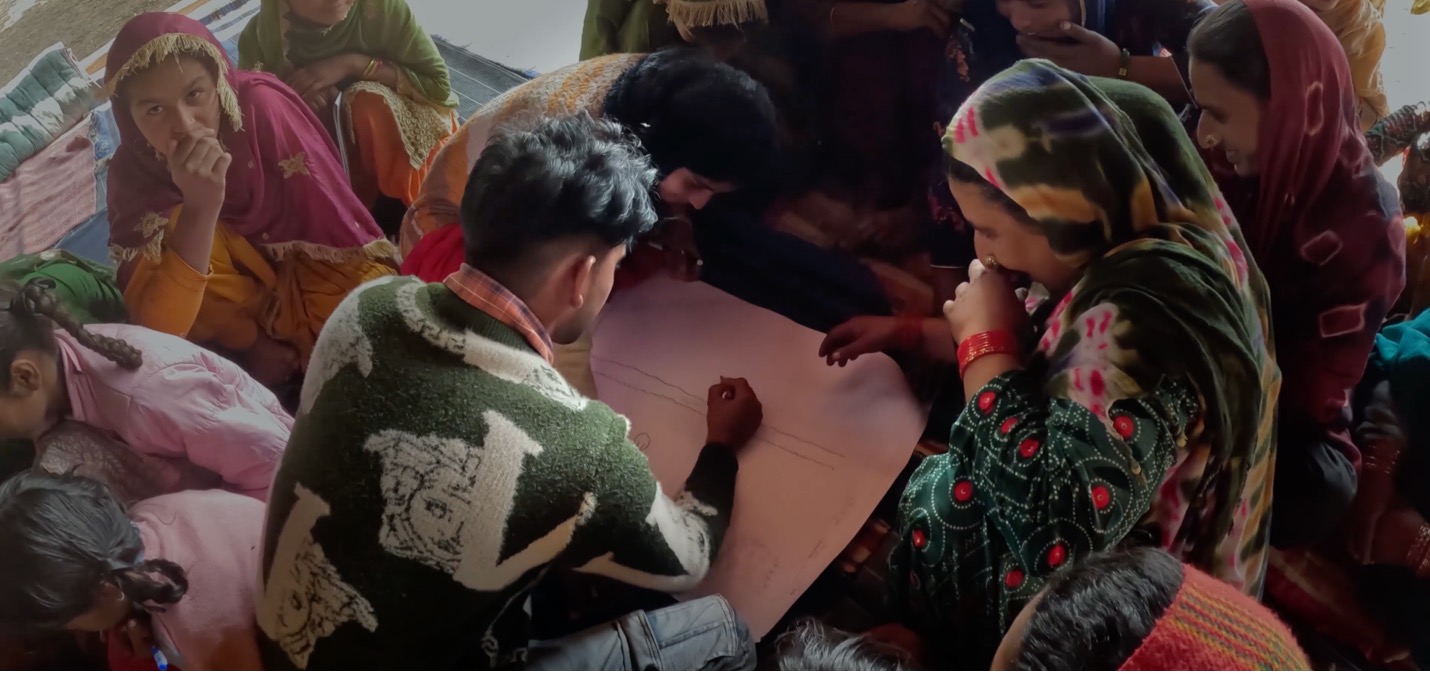 स्मार्ट फॉरेस्ट फिल्म में वन गुज्जर समुदाय के सदस्यों को वन क्षेत्रों के सहभागी मानचित्रण में संलग्न दिखाया गया है। उत्तराखंड, भारत. स्मार्ट वनों के साथ फिल्म पर ध्यान दें, 2025.